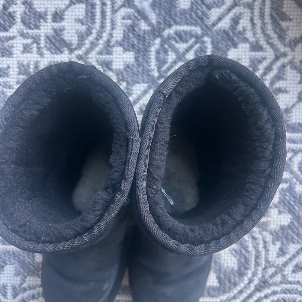 UGG women’s Classic Short Black Boots - Picture 4 of 7